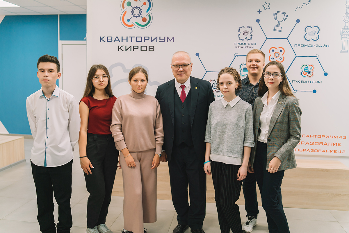 По инициативе главы региона учреждена именная стипендия для выпускников-стобалльников.